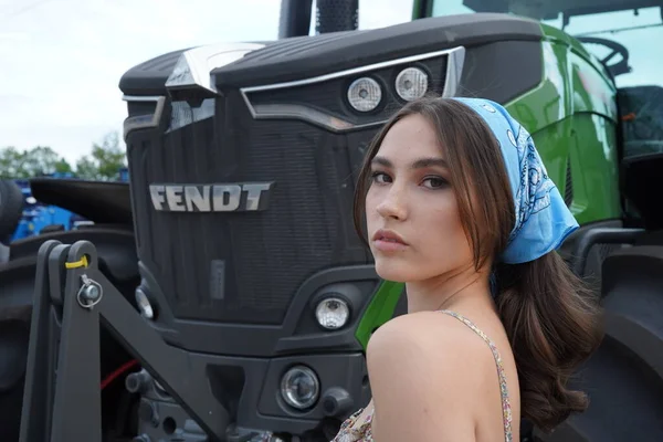 Kız ve yeni Fendt 936 gen6 model 2020