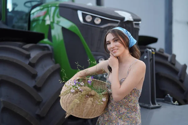 Meisje en nieuwe fendt 936 gen6 model 2020 — Stockfoto