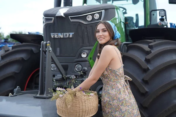 Meisje en nieuwe fendt 936 gen6 model 2020 — Stockfoto