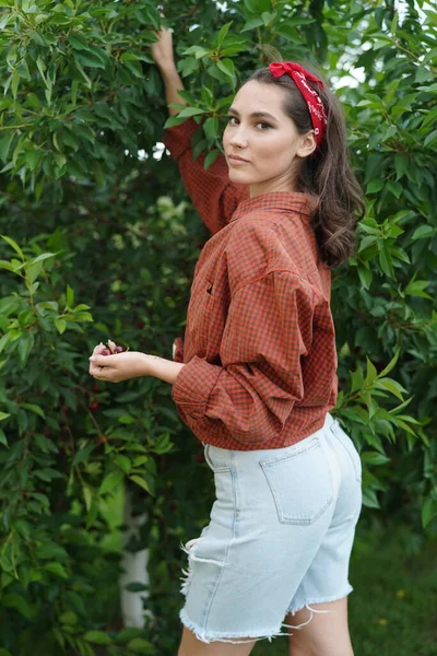 Menina bonita feliz no jardim — Fotografia de Stock