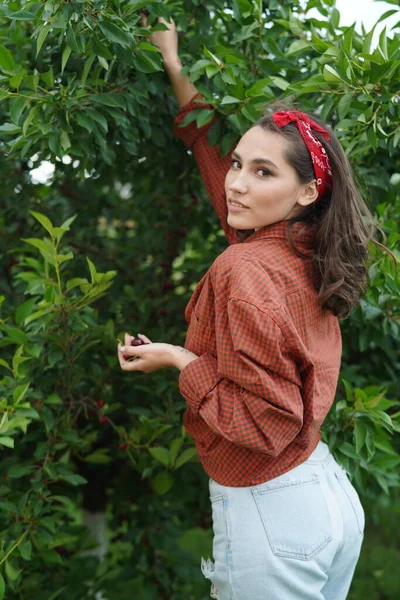 Happy Beautiful girl in Garden — Stock Photo, Image