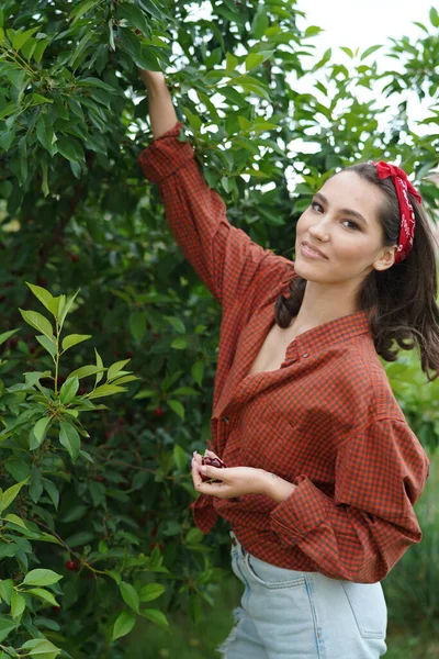 Gelukkig mooi meisje in tuin — Stockfoto