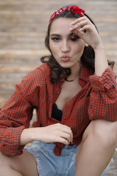 Close-up portret van mooie vrouwen die een kers eten. Richt beelden van een vrouwenmond. Buiten — Stockfoto