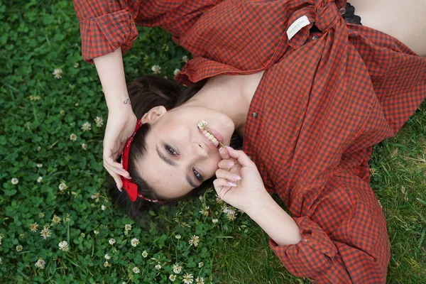 한 소녀 가 풀밭에 누워 있다 — 스톡 사진