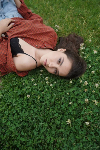 한 소녀 가 풀밭에 누워 있다 — 스톡 사진