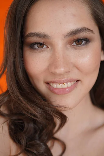 Mujer joven abrir los ojos sobre fondo blanco. Primer plano de chica sonriente mirando a la cámara en el estudio. Cabello rizado modelo de moda cara sonriente. Retrato de niña alegre ojos abiertos. Belleza naturaleza femenina —  Fotos de Stock