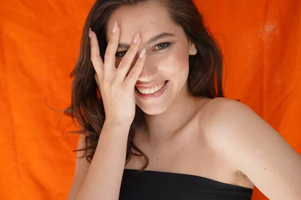 Young woman open eyes on white background. Close up of smiling girl looking at camera in studio. Curly hair fashion model face smiling. Portrait of joyful girl open eyes. Female nature beauty — Stock Photo, Image