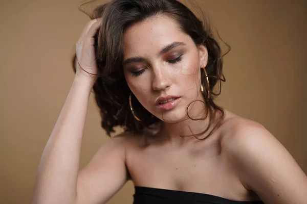 Retrato de uma mulher bonita com um cabelo comprido. Modelo morena jovem com belo cabelo - isolado em fundo branco. Jovem com o cabelo voando no vento. — Fotografia de Stock