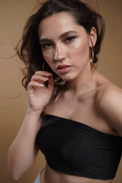 Retrato de uma mulher bonita com um cabelo comprido. Modelo morena jovem com belo cabelo - isolado em fundo branco. Jovem com o cabelo voando no vento. — Fotografia de Stock