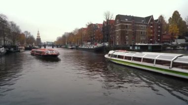 Amsterdam, Hollanda, Hollanda - 20 Kasım 2019: Şehir su kanallarında eğlence teknesi. Şehirdeki su kanalında gemi turu..