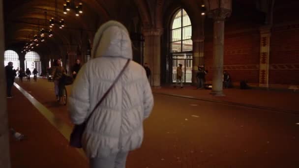 Amsterdam, Netherlands -November 20, 2019. Street musicians and buskers performing at the Ririjksmuseum, Museumplein, Amsterdam, Netherlands, Europe — Stock Video