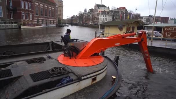 Amsterdam, Nederland - 20 november 2019: Amsterdam stad met boten op kanaal. — Stockvideo