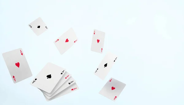 Spadające Karty Gry Pokera Casino Concept Nowoczesnym Tle Niebieskiej Pasty — Zdjęcie stockowe