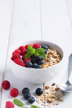 Güler yüzlü kase yoğurt, taze meyveler ve tahıl. Beslenme diyet için sağlıklı bir kahvaltı. Dikey yönlendirme