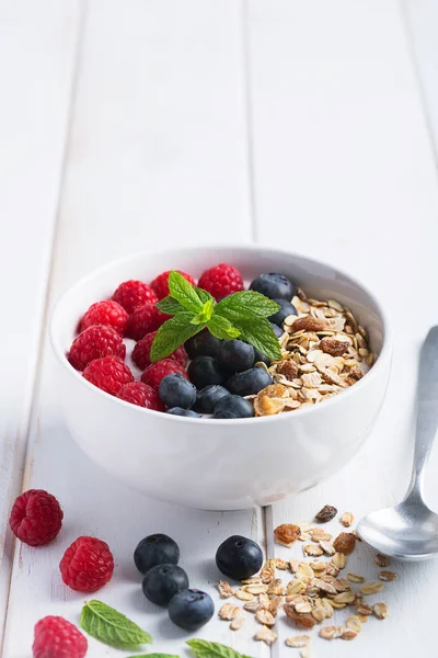 Güler yüzlü kase yoğurt, taze meyveler ve tahıl. Beslenme diyet için sağlıklı bir kahvaltı. Dikey yönlendirme