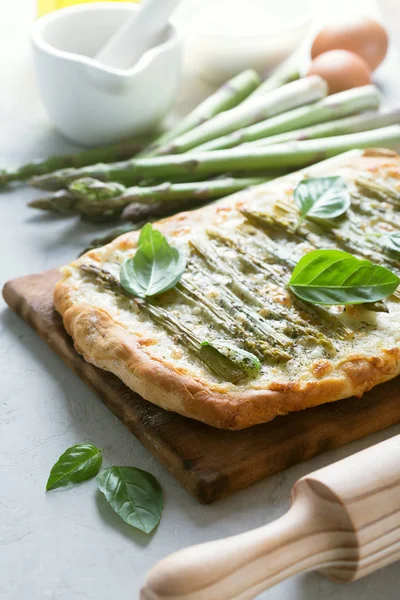 Chřest Zelený Pizza Bylinkami Mozzarellou Dřevěný Rustikální Pozadí — Stock fotografie