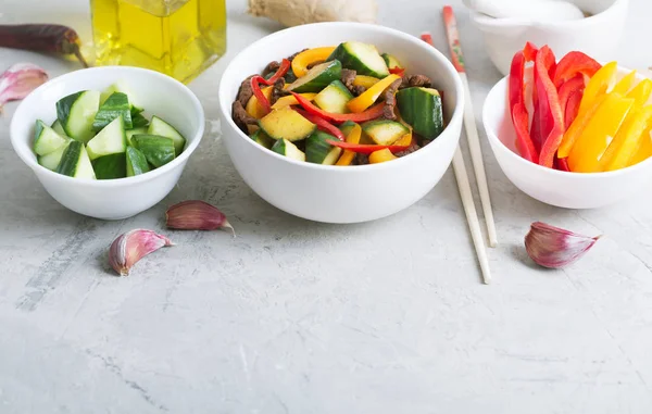 Traditioneller Asiatischer Rührsalat Enthält Fleisch Und Gemüse Gewürzt Mit Sojasauce — Stockfoto