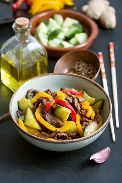 Salada Fritar Asiática Tradicional Contém Carne Legumes Temperado Com Molho — Fotografia de Stock