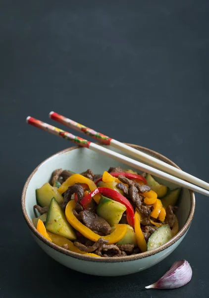 Traditioneller Asiatischer Rührsalat Enthält Fleisch Und Gemüse Gewürzt Mit Sojasauce — Stockfoto