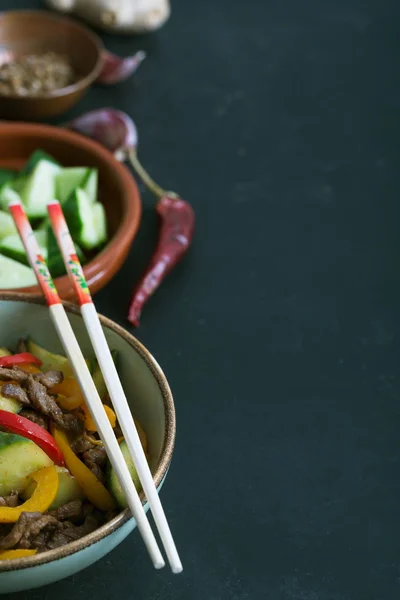 Traditioneller Asiatischer Rührsalat Enthält Fleisch Und Gemüse Gewürzt Mit Sojasauce — Stockfoto