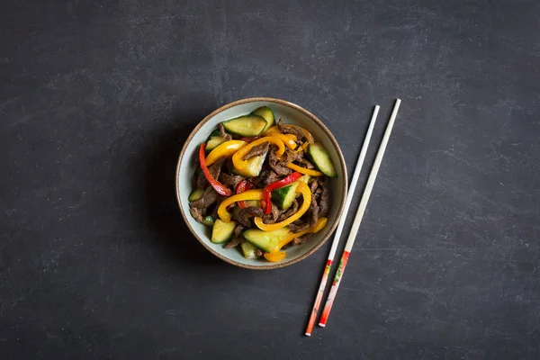 전통적인 아시아 샐러드 야채와 고기에 있습니다 — 스톡 사진