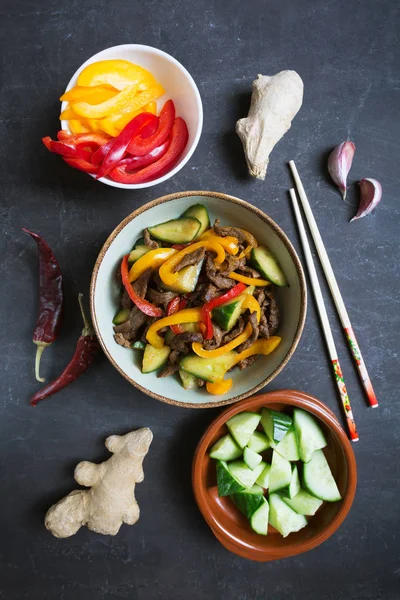 Salada Fritar Asiática Tradicional Contém Carne Legumes Temperado Com Molho — Fotografia de Stock