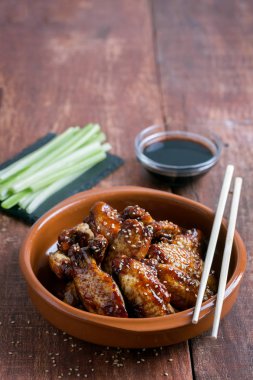 Tatlı ve ekşi soslu susam ile geleneksel Asya wings