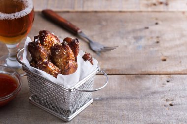 Barbekü bardak bira ahşap tablo üzerinde hazırlanan baharatlı tavuk kanadı