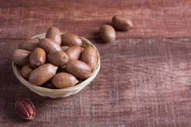 Ahşap bir masa kopya alanı ile pekan fındık