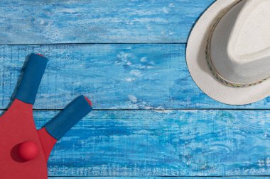 Yaz aylarında kumsalda oynamak için raket tenis malzemeleri