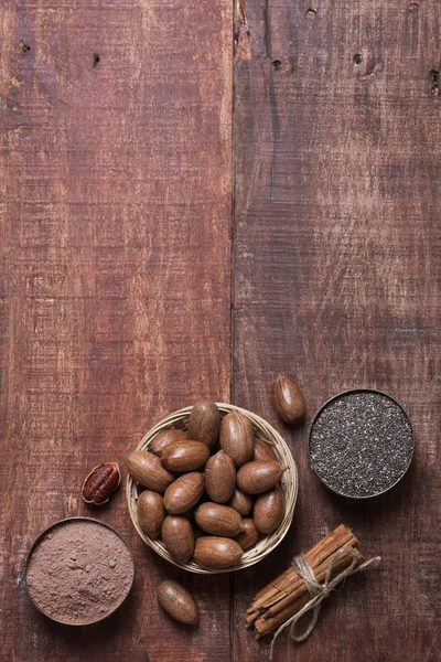 核桃坚果 嘉籽和可可在一个木桌上的碗 典型保健品健康饮食 垂直照片 — 图库照片