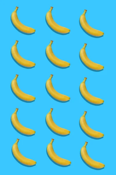 Жовтий візерунок бананів ізольований на синьому фоні — стокове фото