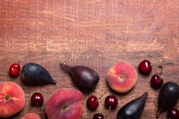コピー スペースと暗い木製テーブルの上の果物 — ストック写真