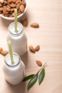 Turkuaz bir arka plan üzerine badem sütü