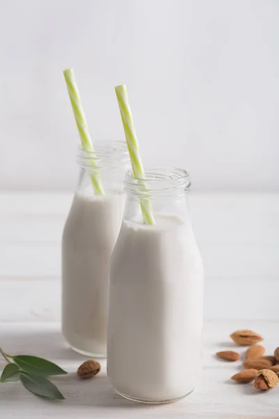 Γάλα αμυγδάλου σε δύο φιάλες — Φωτογραφία Αρχείου