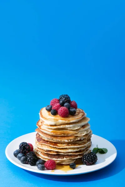 Pancakes with berries on the pale and honey — Stock Photo, Image