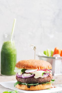 Bir vejetaryen burger yapmak için pişmiş fasulye ve kinoa bir karıştırıcıda birleştirin ve bir pirzola yapın. Bir rulo karıştırın ve bir pirzola ve taze sebzeler bir sürü koymak. Doğal Yunan yoğurt ekleyin