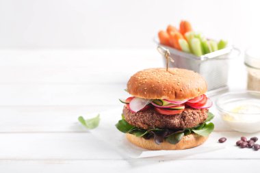 Bir vejetaryen burger yapmak için pişmiş fasulye ve kinoa bir karıştırıcıda birleştirin ve bir pirzola yapın. Bir rulo karıştırın ve bir pirzola ve taze sebzeler bir sürü koymak. Doğal Yunan yoğurt ekleyin