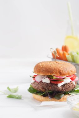 Bir vejetaryen burger yapmak için pişmiş fasulye ve kinoa bir karıştırıcıda birleştirin ve bir pirzola yapın. Bir rulo karıştırın ve bir pirzola ve taze sebzeler bir sürü koymak. Dikey yazdırma yönü kullanılarak kopya alanı