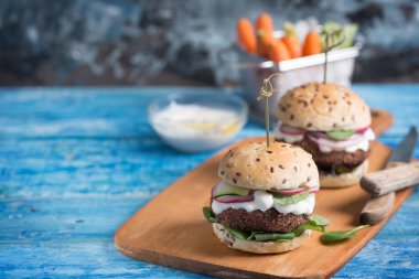 Baharat ve otlar öğle veya akşam yemeği için lezzetli vejetaryen burger yapmak için kullanın. Vejetaryen yemek yapmak insanların daha sağlıklı ve mutlu olun. Yatay yazdırma yönü kullanılarak kopya spce