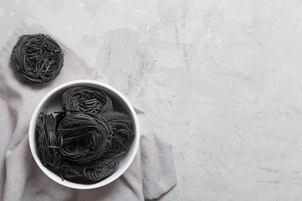 Італійський capellini пасту на сірий стіл з копією простір — стокове фото