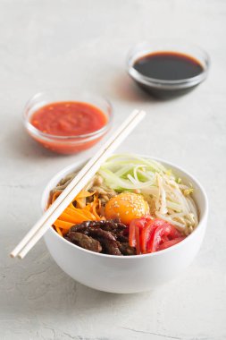 Pirinç ve sebze ile geleneksel Asya Bibimbap çanak