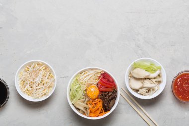 Pirinç ve sebze ile geleneksel Asya Bibimbap çanak