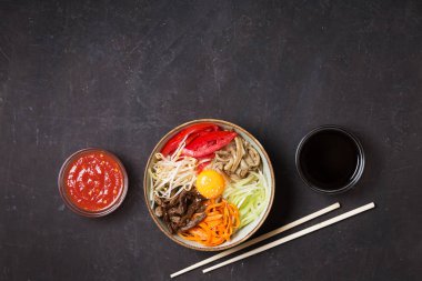 Pirinç ve sebze koyu arka plan üzerinde ile geleneksel Asya Bibimbap çanak