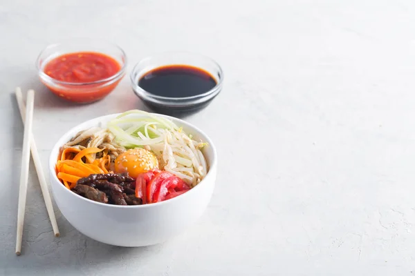 쌀과 야채와 함께 전통적인 아시아 비빔밥 요리 — 스톡 사진