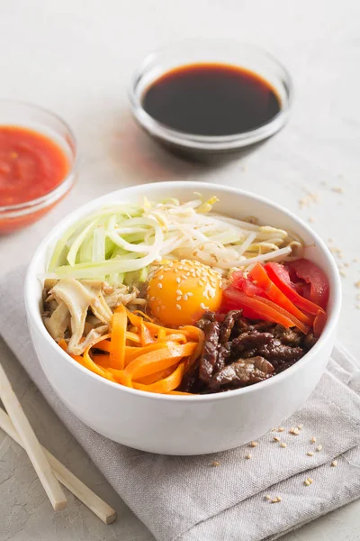 쌀과 야채와 함께 전통적인 아시아 비빔밥 요리입니다. 클로즈업 샷 — 스톡 사진