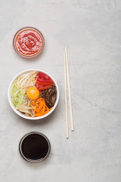 쌀과 야채와 함께 전통적인 아시아 비빔밥 요리 — 스톡 사진