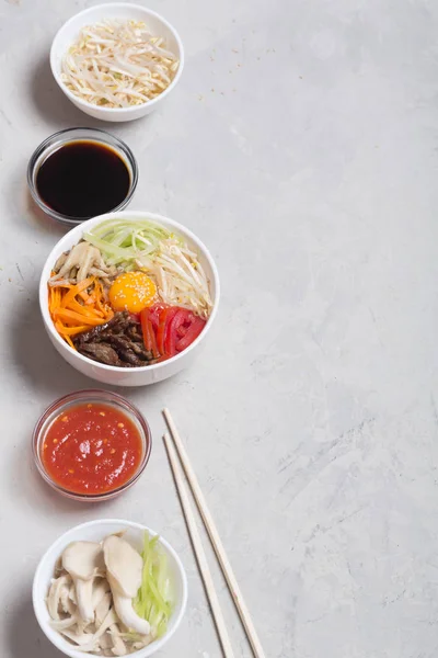 전통적인 한국 비빔밥 접시 위에 야채와 쌀 — 스톡 사진