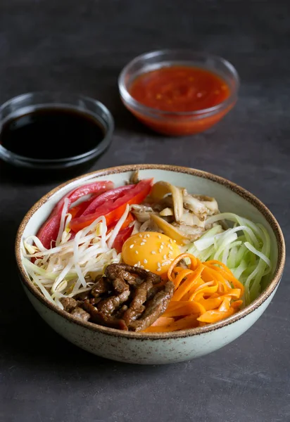비빔밥입니다 일반적으로 야채와 달걀을 따뜻한 그릇으로 했습니다 검정색 — 스톡 사진