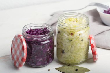 Lahana turşusu mayalanmış lahanadır. Fermantasyon sürecinde, yararlı probiyotikler, diğer bir isim canlı bakteridir, C ve K vitaminleri, potasyum, kalsiyum gibi sağlık faydalarının çoğunu sağlar.